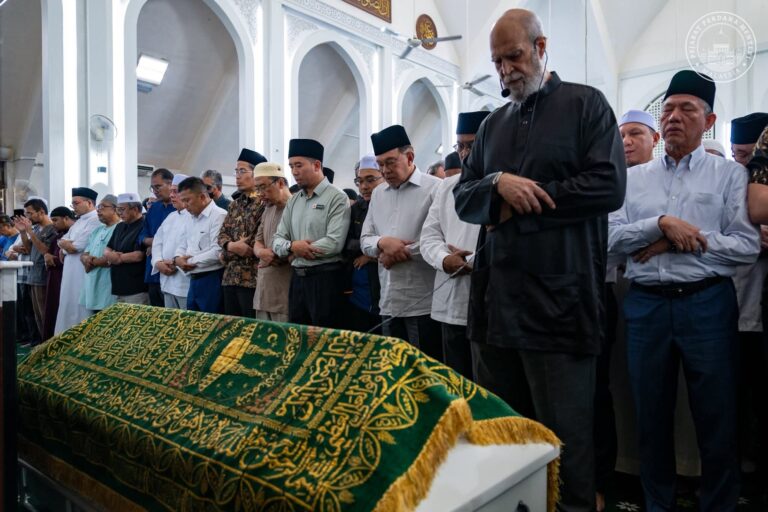 Anwar sempat beri penghormatan terakhir, sertai solat jenazah Naquib al-Attas