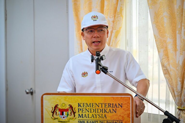 Nga Kor Ming salur RM72,000 kepada 24 masjid di Teluk Intan