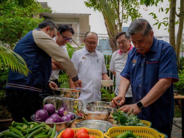 Bukan saja di Malaysia, dekat Vietnam pun Abang Mat masak