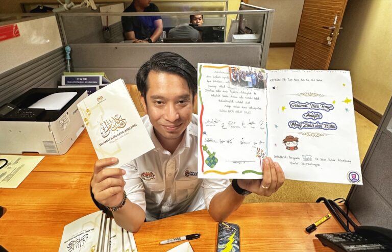 YB Adam Adli balas kad raya murid dengan tulisan tangan, hadir sendiri raikan sambutan Aidilfitri sekolah