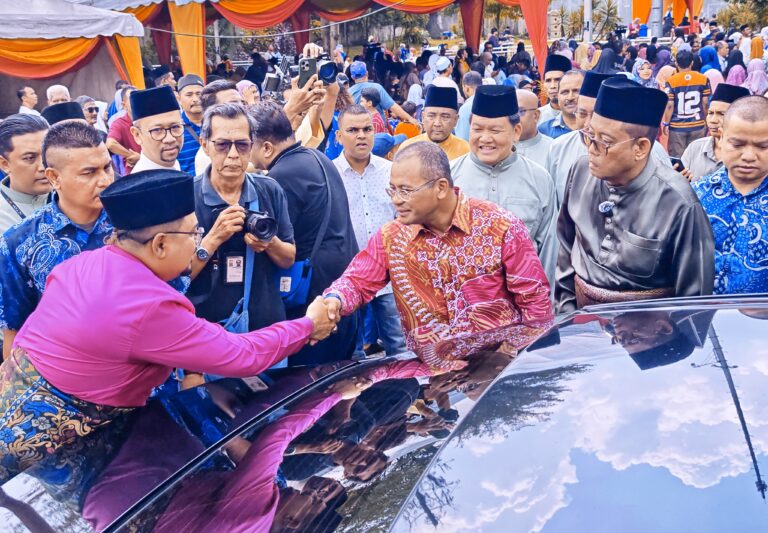 Rumah Terbuka Iltizam Aidilfitri Taman Medan meriah, MB Selangor sentuh isu kos sara hidup