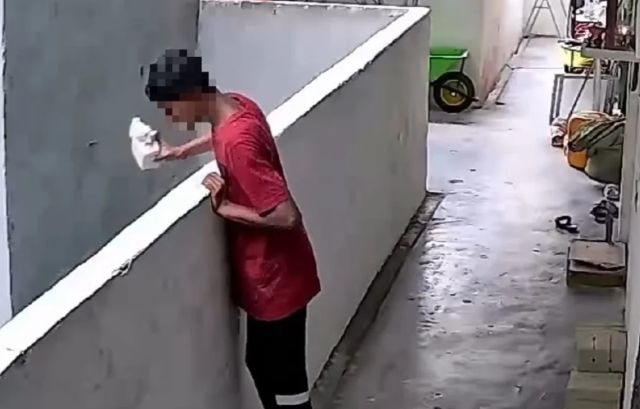 Mengejutkan! Tergamak remaja ini campak bata dari tingkat atas PPR