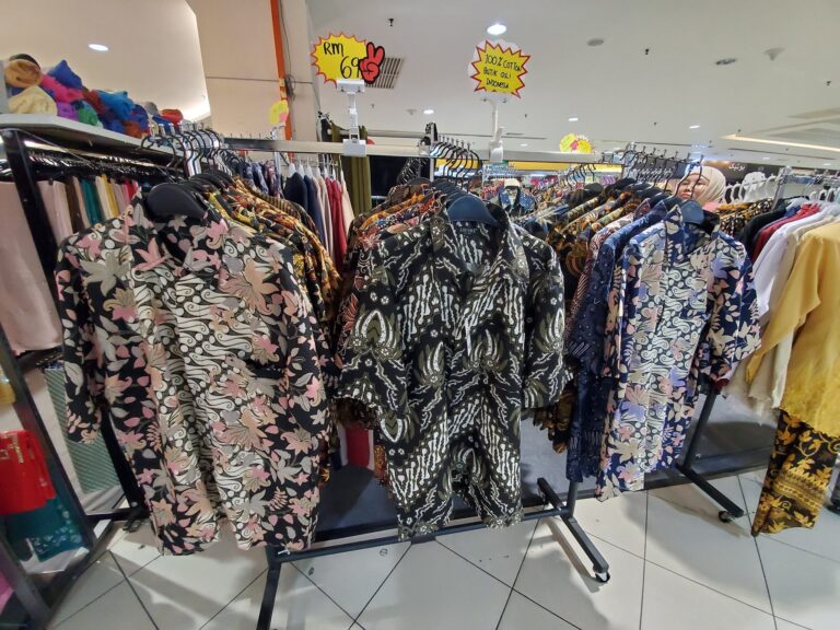 Penjawat awam boleh pakai baju batik hari-hari