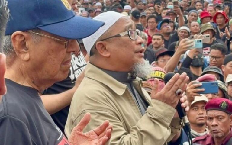 Video : MP Pas sah fitnah, akhirnya akui sekolah-sekolah dibenar laung takbir dan baca Qunut Nazilah