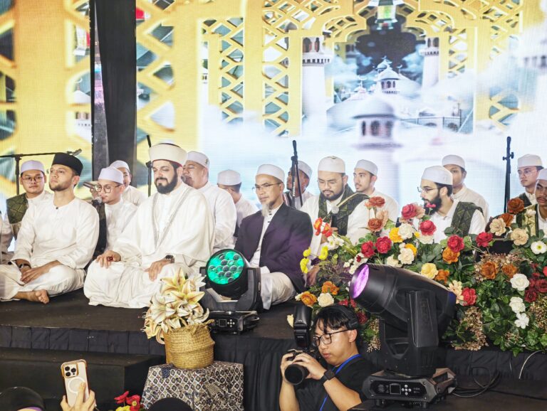 Ribuan redah hujan, Bukit Bintang bertukar lautan selawat dan salam perpaduan