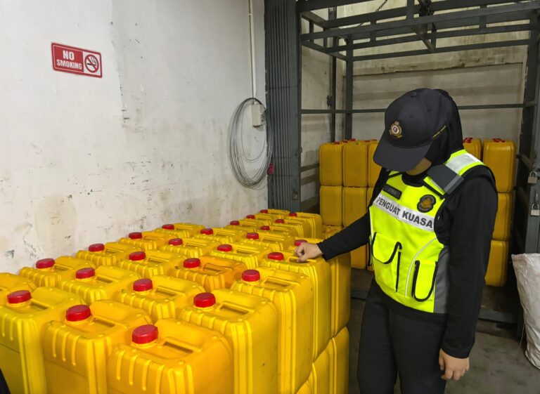 Premis haram diserbu, 5,000 kg minyak masak dan jerry can dirampas