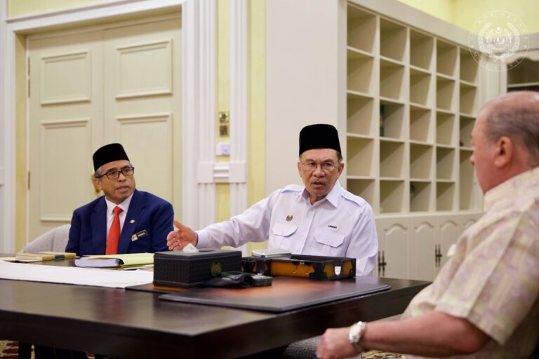 Anwar menghadap Sultan Ibrahim di tengah desas-desus pilihan raya