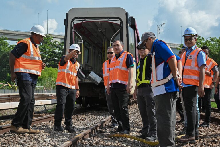 Anthony Loke tinjau tapak tren tergelincir, laluan dijangka beroperasi semula 3 Jun depan
