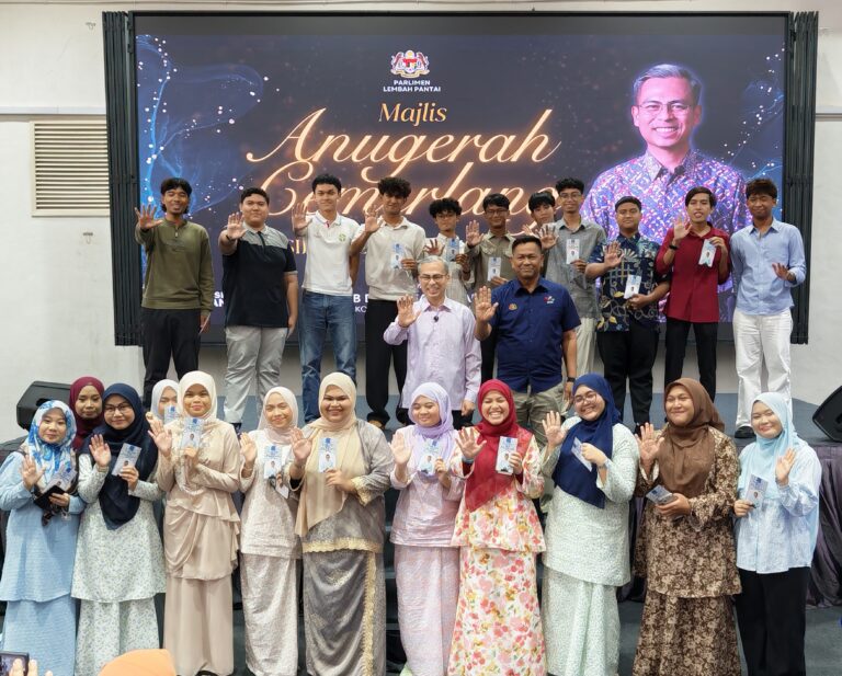 Fahmi Fadzil rai pelajar cemerlang SPM, hargai pengorbanan guru di Lembah Pantai