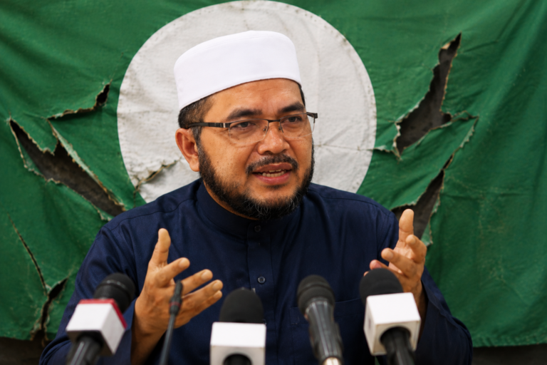 Akhirnya Nik Zawawi minta maaf, akui kesilapan