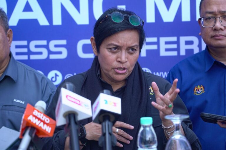 Video : PM sendiri nak hadkan kuasa dia – Azalina