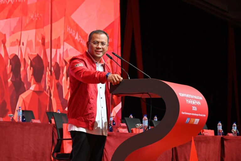 “Junjung titah, Tuanku” – Amirudin seru hentikan politik kebencian