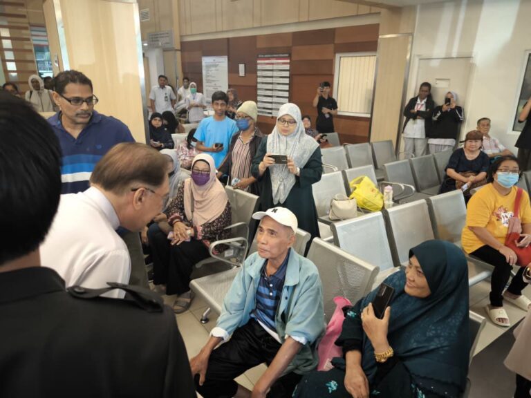 PMX singgah HKL, sempat tanya khabar pesakit dan petugas kesihatan