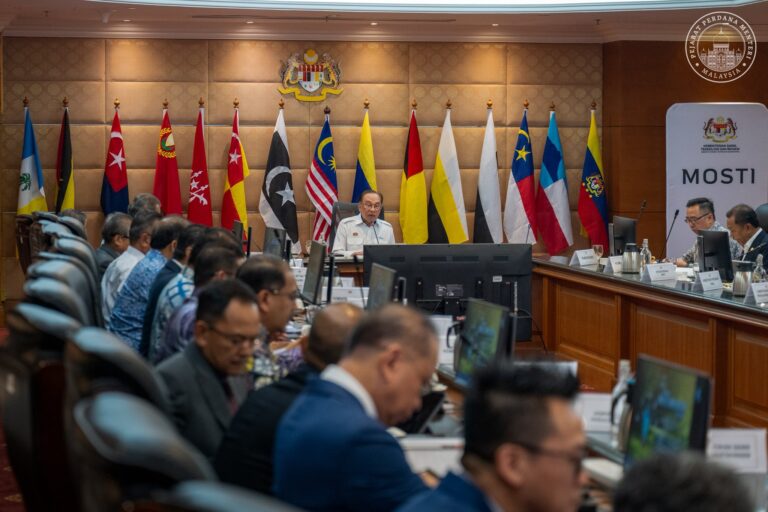 Nak lawan krisis global bukan dengan slogan – PMX