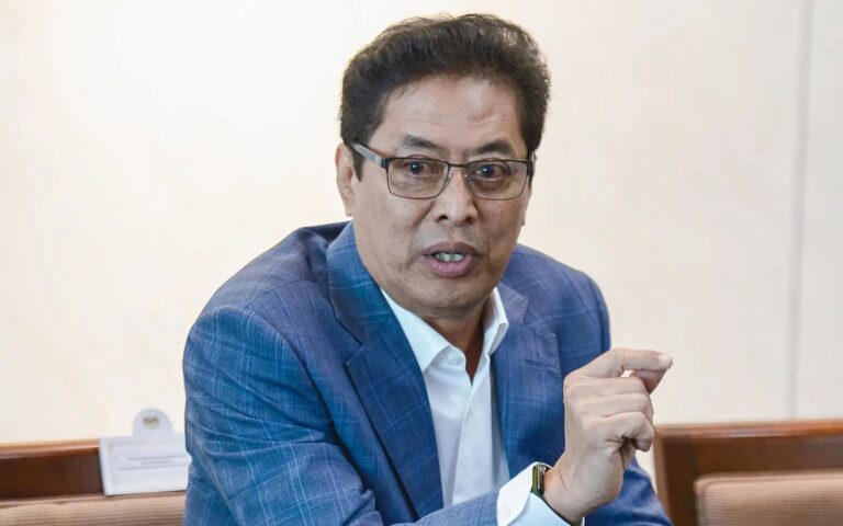 Azam Baki beri keterangan di Bukit Aman, nafi dakwaan ugut Albert Tei