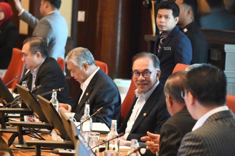 ‘Presiden kamu setiap minggu duduk sebelah saya, harap maklum’ – Anthony sindir Onn Hafiz