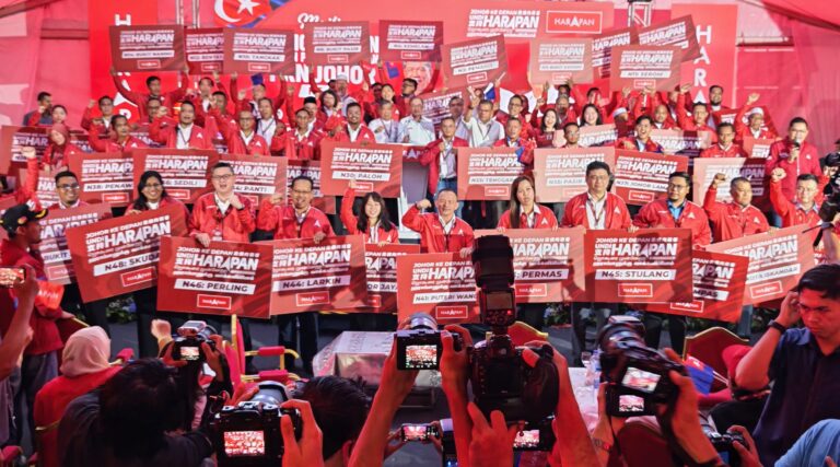 Bukit Gambir bergema dengan sorakan “Johor ke depan, undi Harapan”