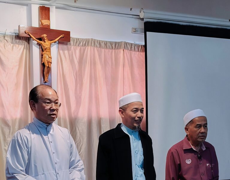 Bayangkan kalau PMX berada di situ, ramai ‘terkejut’ lihat Pas masuk gereja