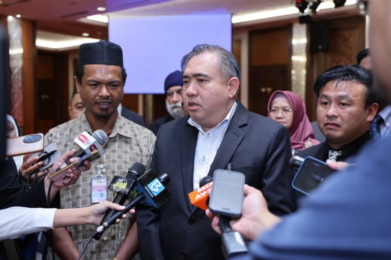 Hero tanpa uniform, pemandu lori terima pengiktirafan Wira Jalan Raya 