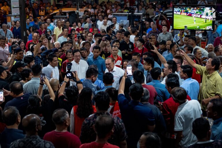Semua kaum ada masalah, kenapa bantuan nak pilih bangsa? – Anwar 
