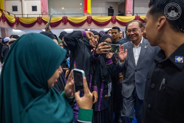 Video : ‘Siapa lagi saya nak luah kalau tidak kepada penjawat awam’, PM mohon maaf bersuara tinggi
