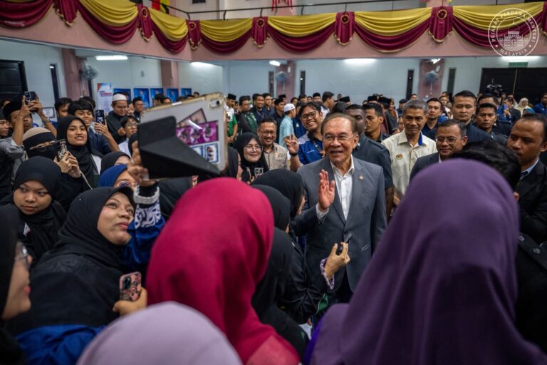 ‘Siapa lagi saya nak luah kalau tidak kepada penjawat awam’, PM mohon maaf bersuara tinggi