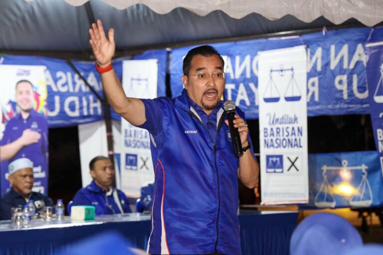Asyraf cuba nak main sentimen, ‘disekolahkan’ netizen selepas sembang isu MB dan DAP