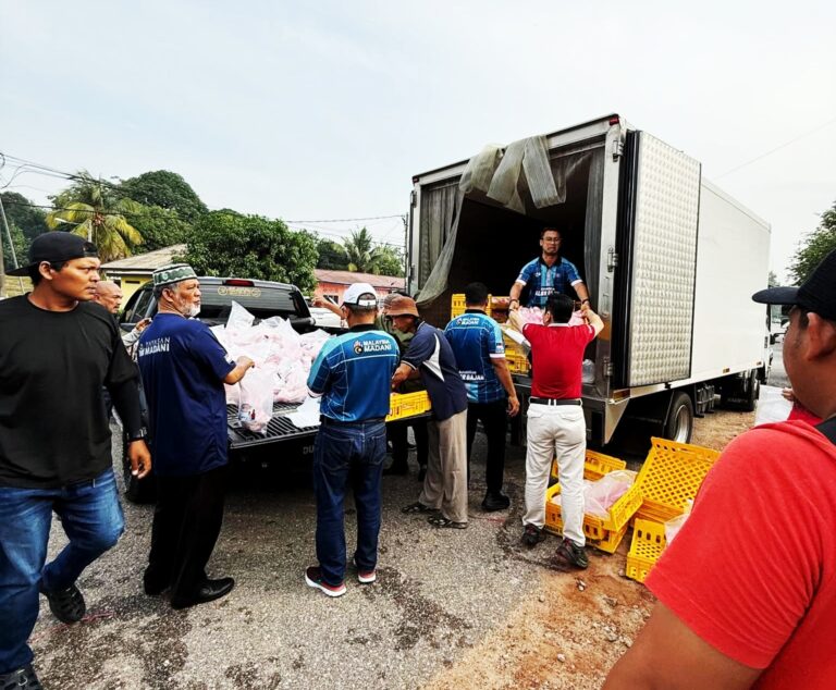 500 penduduk DUN Rembia terima sumbangan ayam menerusi Program Sentuhan MADANI