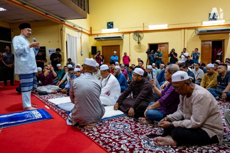 Kerajaan akan terus pertahan institusi beraja, tidak campur urusan Undang Luak