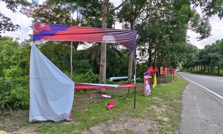 Billboard, bendera disabotaj, Arthur Chiong seru hentikan politik bermusuhan, laporan polis telah dibuat.