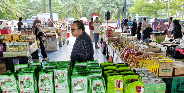 Onn Abu Bakar tinjau program Jualan Rahmah, seru pengundi Senggarang keluar mengundi