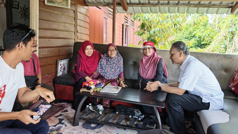 Hajah Zarinna tekankan politik khidmat masyarakat dalam Ziarah Kasih di Lenggeng