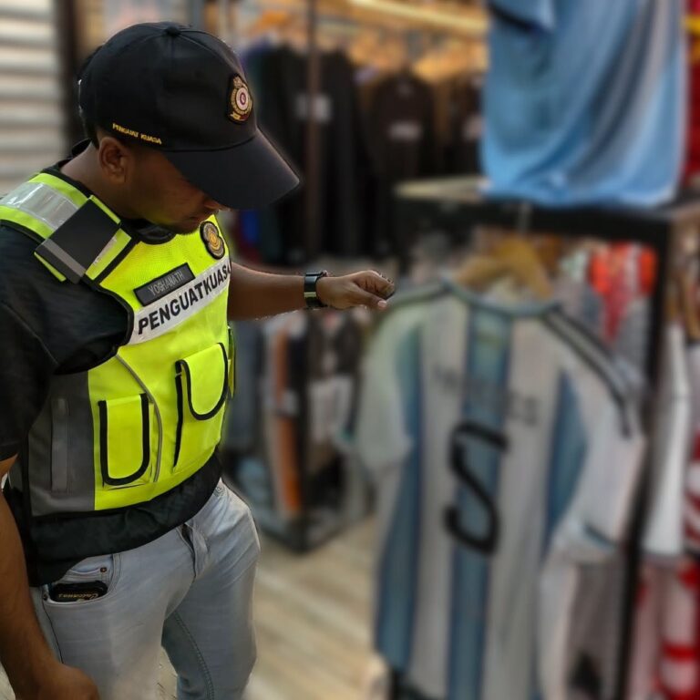 Ingat beli baju ‘branded’, rupanya tiruan? KPDN serbu premis di Shah Alam