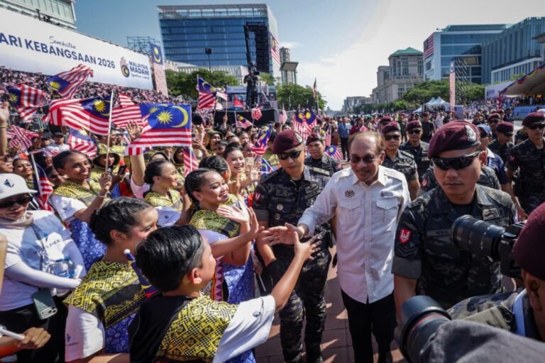 Sambutan Hari Kebangsaan meriah, Anwar luang masa berjalan 500 meter santuni rakyat