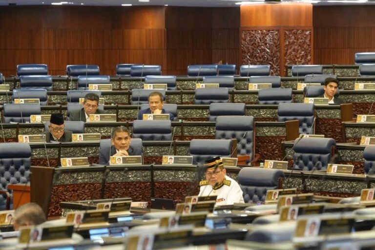 “Kenapa kami tak keluar?” – Radzi Jidin dedah sebab Bersatu kekal dalam dewan 