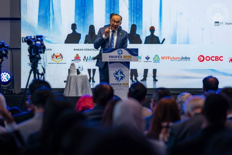 Video : Kepintaran sahaja tidak cukup, Anwar gesa golongan profesional berani tolak rasuah
