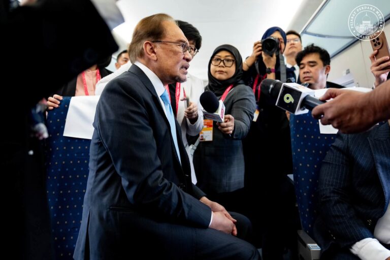 Sejak bila mereka ada mandat? – Anwar tegur keras isu Tuanku Muhriz dilucut tahta oleh MB dan  Exco Negeri Sembilan