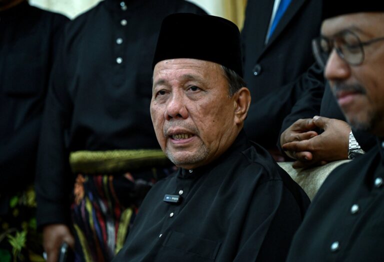 Sah! MB kata proklamasi penurunan takhta Tuanku Muhriz diputuskan sebulat suara semua Exco