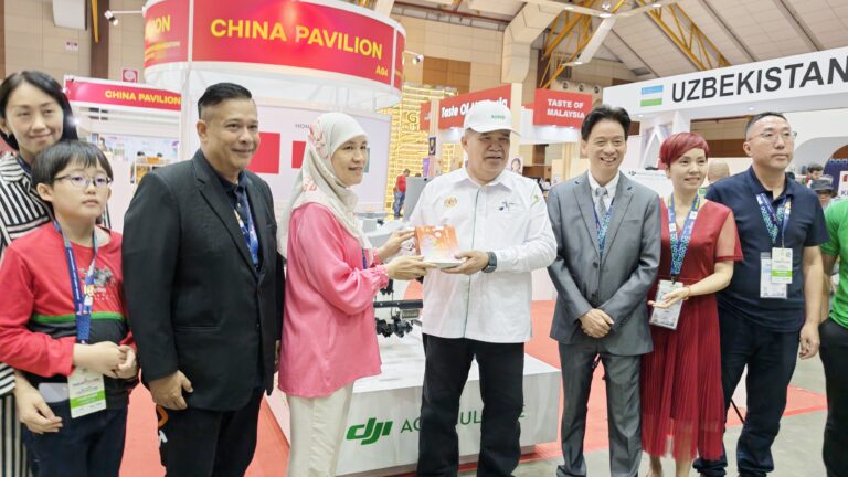 Walkabout Dewan A MAHA 2026, Mohamad Sabu santuni pemamer Agro tempatan dan  global