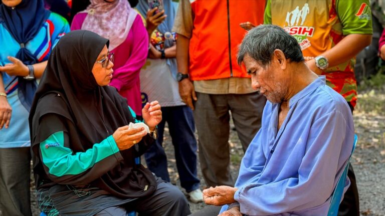 Tinggal sendirian, penglihatan terhad: Ahli Parlimen Sepang santuni warga emas 67 tahun