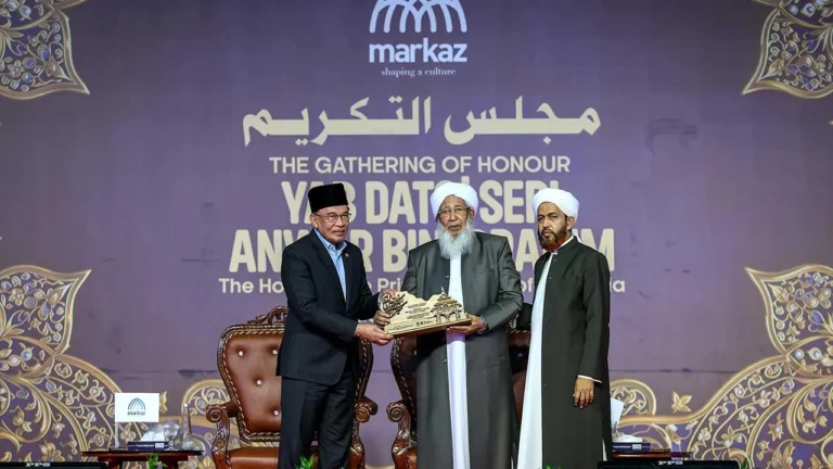 Anwar terima Anugerah Kecemerlangan Yayasan Sheikh Abu Bakar