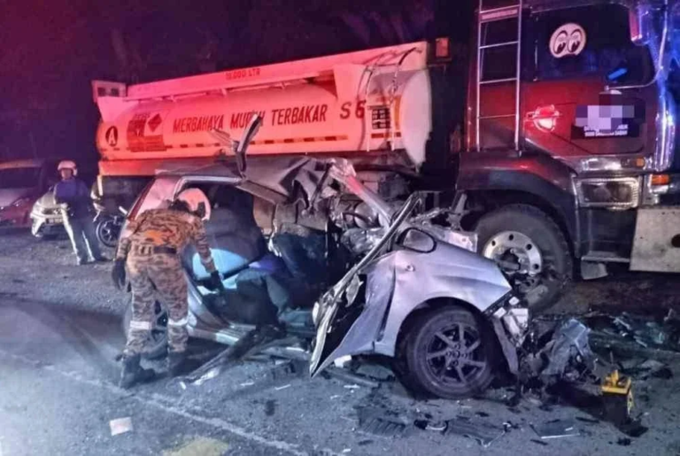 Tragedi awal pagi, empat maut Perodua Viva terbabas rempuh lori