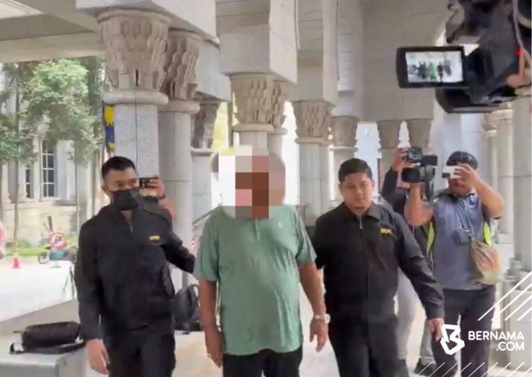 Bekas Pengarah Besar Felda tiba di mahkamah bagi prosiding reman