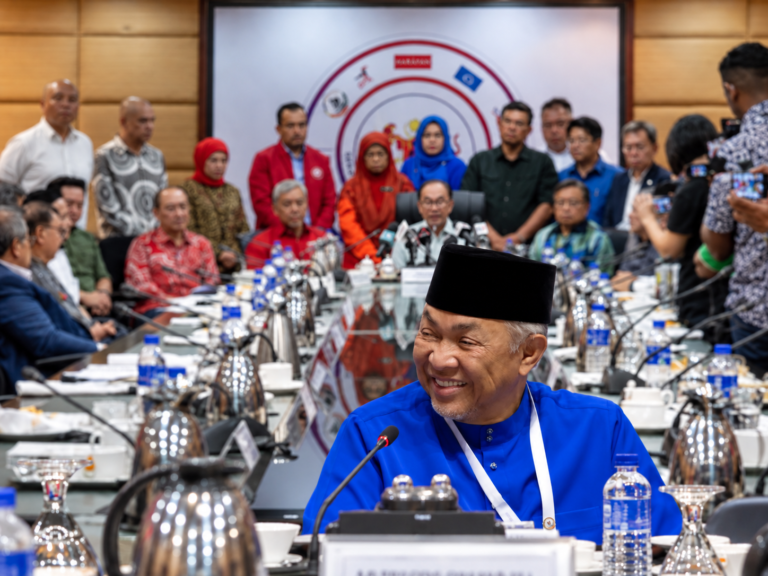 Selepas cabar keluarkan dari kerajaan, Zahid kata Umno kekal bersama hingga akhir penggal