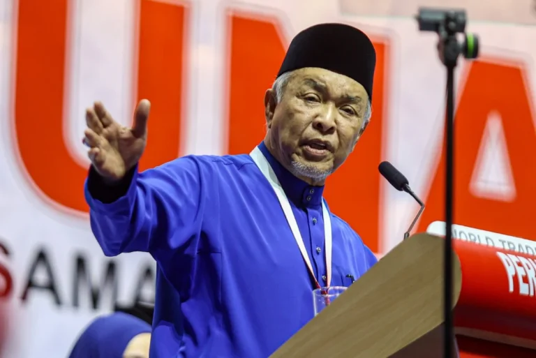 Video : Selepas cabar keluarkan dari kerajaan, Zahid kata Umno kekal bersama hingga akhir penggal