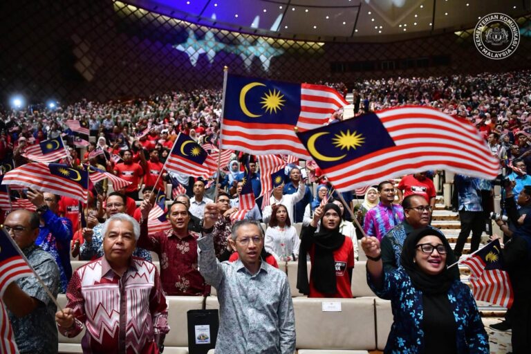 ‘Laut boleh memisahkan kita, tapi bukan cita-cita’, ini mesej Anwar sempena Hari Malaysia