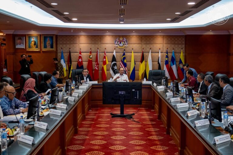 Duit dah lulus, projek tak siap-siap : Anwar minta ketua agensi turun padang