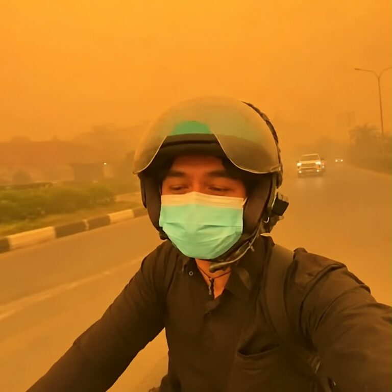 Langit Kalimantan bertukar jingga, rakyat bimbang jerebu rentas sempadan ancam Malaysia