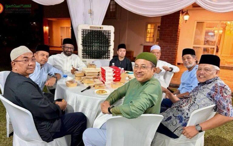 Bang Mat, Sanusi, Hamzah, KJ duduk semeja di majlis tahlil Tun Dr Hasmah